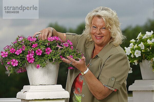 Frau und Petunie (Petunia hybride)  Blumenpflege