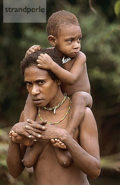 Frau und Kind vom Volk der Korowai  West-Papua  West-Neuguinea  Irian-Jaya  Baummenschen  Indonesien  Asien