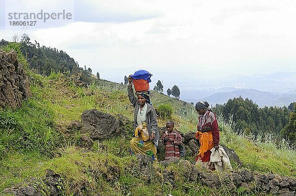 Frau und Kinder an Berghang  Volcano Nationalpark  Ruanda  Afrika