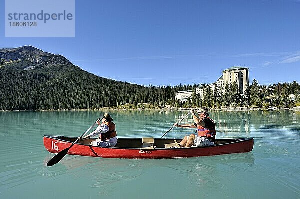 Paar in Kanu  Hotel Castle Lake Louise  Louise-See  Banff Nationalpark  Rocky Mountains  Alberta  Kanada  Nordamerika