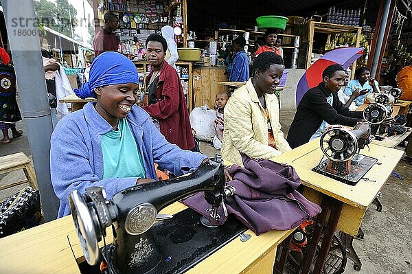 Näherinnen auf Markt  Ruhengeri  Näherin  nähen  Ruanda  Afrika