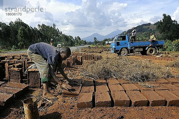 Mann stellt Lehmziegel zum Hausbau her  Ruanda  Afrika