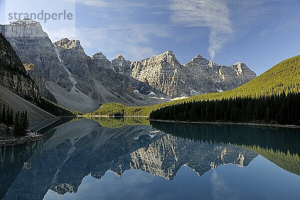 Berge spiegeln sich im Moraine-See  Valley of the ten Peaks  Banff Nationalpark  Rocky Mountains  Alberta  Tal der zehn Gipfel  Kanada  Nordamerika