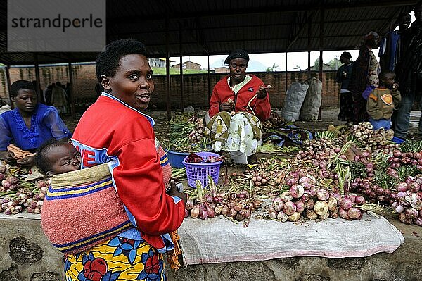 Frau mit Baby auf Markt  Ruhengeri  Ruanda  Afrika