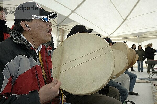Dene-Indianer singen und spielen Handtrommeln  Yellowknife Territories  Kanada  Nordamerika