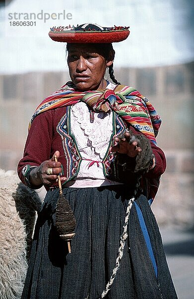 Indio-Frau mit Spindel  Cusco  Peru  Südamerika