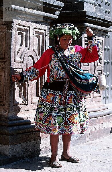 Indio-Frau in traditioneller Kleidung  Cusco  Peru  Südamerika