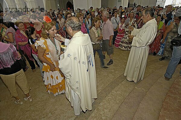 Priester teilen Oblaten aus  Wallfahrtskirche Ermita del Rocio  Wallfahrt Romeria nach El Rocio  Huelva  Andalusien  Spanien  Abendmahl  Europa