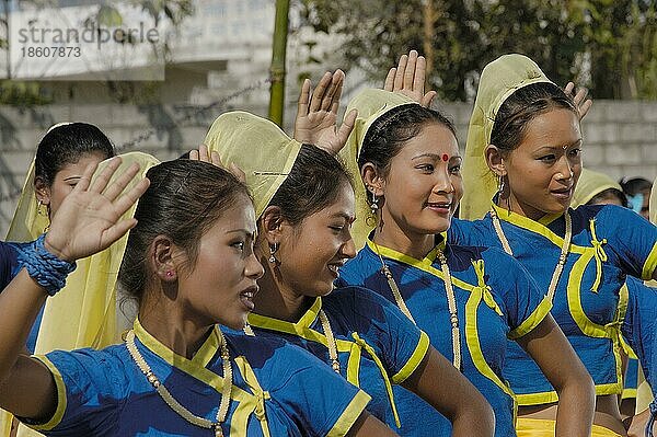 Tanzende Gurung-Mädchen  Kathmandu  Nepal  Katmandu  Asien
