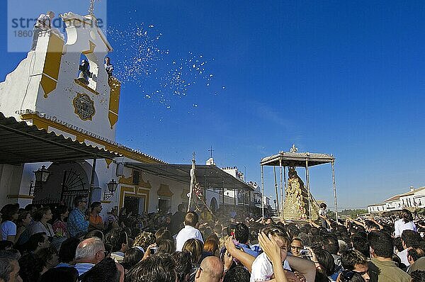 Blanca-Paloma-Prozession  Verehrung der Heiligen Jungfrau Maria  Wallfahrt Romeria nach El Rocio  Huelva  Andalusien  Spanien  Europa