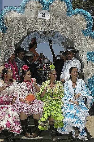 Pilger  Frauen in Flamenco-Kleidern und Musiker  Wallfahrt Romeria nach El Rocio  Huelva  Andalusien  Spanien  Europa