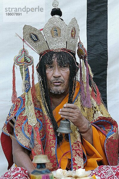 Buddhistischer Mann mit Kopfschmuck  Pokhara  Nepal  Asien