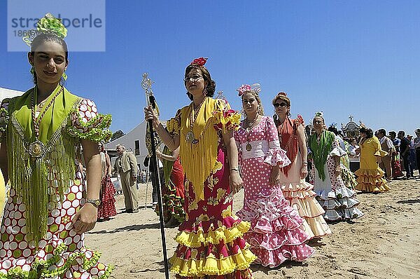 Pilger in Flamenco-Kleidern  Wallfahrt Romeria nach El Rocio  Huelva  Andalusien  Spanien  Pilgerinnen  Europa