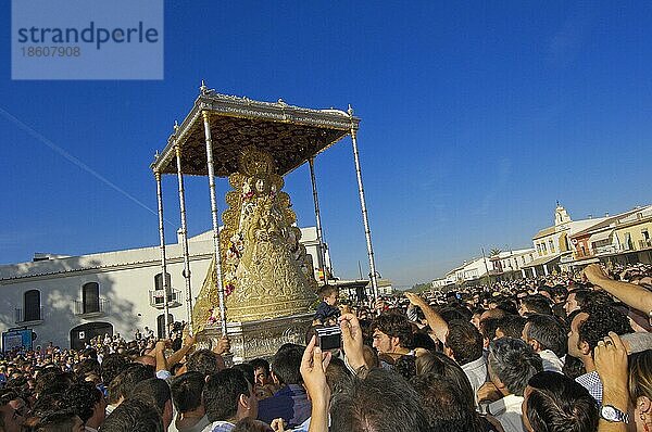 Blanca-Paloma-Prozession  Verehrung der Heiligen Jungfrau Maria  Wallfahrt Romeria nach El Rocio  Huelva  Andalusien  Spanien  Europa