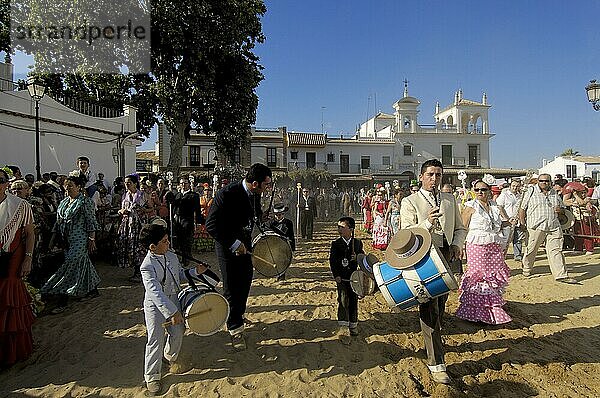 Pilger spielen Musik  Wallfahrt Romeria nach El Rocio  Almonte  Huelva  Andalusien  Spanien  Europa