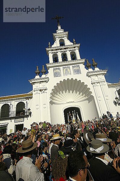 Pilger vor Wallfahrtskirche Ermita del Rocio  Wallfahrt Romeria nach El Rocio  Huelva  Andalusien  Spanien  Europa