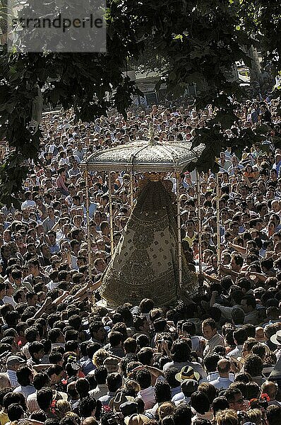 Blanca-Paloma-Prozession  Verehrung der Heiligen Jungfrau Maria  Wallfahrt Romeria nach El Rocio  Huelva  Andalusien  Spanien  Europa