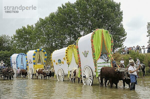 Pilger durchqueren Fluss Quema  Wallfahrt Romeria nach El Rocio  Almonte  Huelva  Andalusien  Spanien  Europa