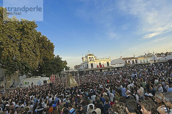 Blanca-Paloma-Prozession  Verehrung der Heiligen Jungfrau Maria  Wallfahrt Romeria nach El Rocio  Huelva  Andalusien  Spanien  Europa