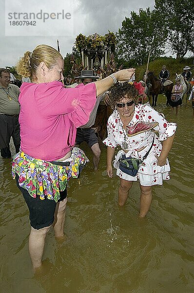 Pilger im Fluss Quema  Wallfahrt Romeria nach El Rocio  Almonte  Huelva  Andalusien  Spanien  Europa