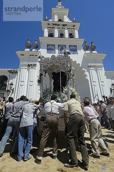 Pilger vor Wallfahrtskirche Ermita del Rocio  Wallfahrt Romeria nach El Rocio  Huelva  Andalusien  Spanien  Europa