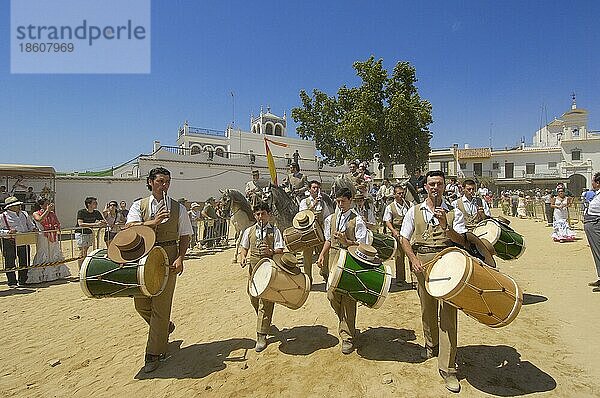 Musiker mit Trommeln  Wallfahrt Romeria nach El Rocio  Huelva  Andalusien  Spanien  Europa