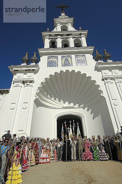 Pilger vor Wallfahrtskirche Ermita del Rocio  Wallfahrt Romeria nach El Rocio  Huelva  Andalusien  Spanien  Europa