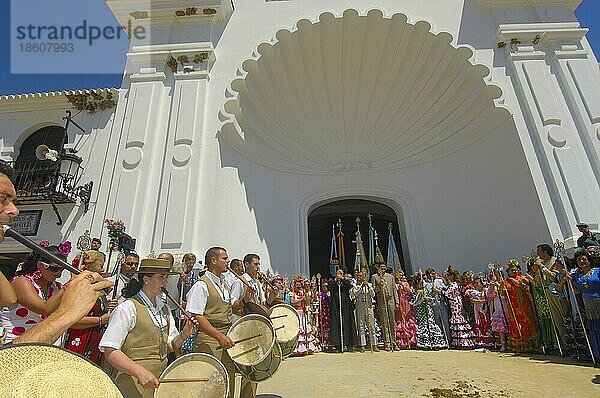 Musiker vor Wallfahrtskirche Ermita del Rocio  Wallfahrt Romeria nach El Rocio  Huelva  Andalusien  Spanien  Europa