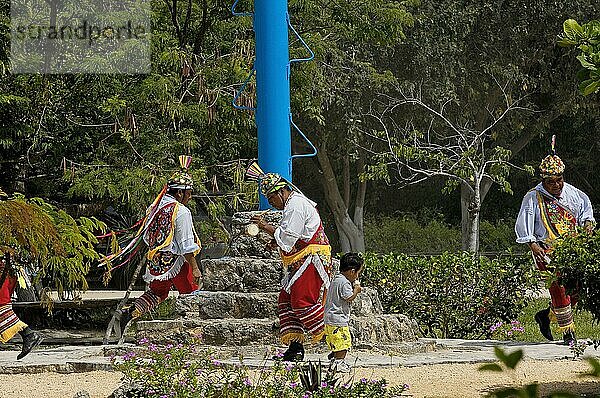 Papantla Flying Men  Tulum  Quintana Roo  Mayan Riviera  Yucatan  Mexiko  Yukatan  Fliegende Männer  Mittelamerika