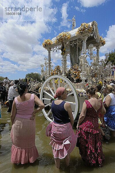 Pilger durchqueren Fluss Quema  mit geschmückter Pferdekutsche  Wallfahrt Romeria nach El Rocio  Almonte  Huelva  Andalusien  Spanien  Europa