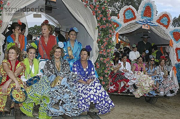 Pilger mit Flamenco-Kleidern  Wallfahrt Romeria nach El Rocio  Almonte  Huelva  Andalusien  Spanien  Europa