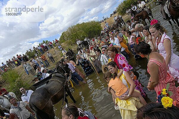 Pilger durchqueren Fluss Quema  Wallfahrt Romeria nach El Rocio  Almonte  Huelva  Andalusien  Spanien  Europa