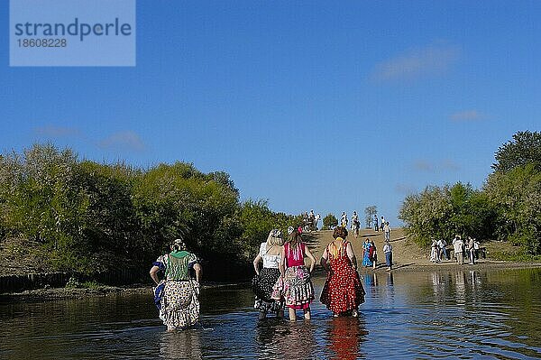 Pilger durchqueren Fluss Quema  Wallfahrt Romeria nach El Rocio  Almonte  Huelva  Andalusien  Spanien  Pigerinnen  Europa