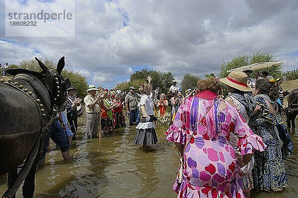 Pilger durchqueren Fluss Quema  Wallfahrt Romeria nach El Rocio  Almonte  Huelva  Andalusien  Spanien  Europa