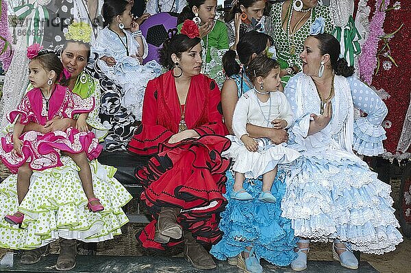 Pilger mit Flamenco-Kleidern  Wallfahrt Romeria nach El Rocio  Almonte  Huelva  Andalusien  Spanien  Europa