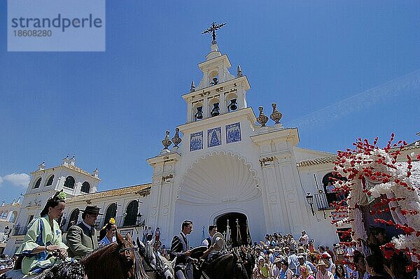 Pilger vor Wallfahrtskirche Ermita del Rocio  Wallfahrt Romeria nach El Rocio  Huelva  Andalusien  Spanien  Europa