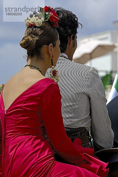 Pilger  Frau mit Haarschmuck  Wallfahrt Romeria nach El Rocio  Huelva  Andalusien  Spanien  Europa