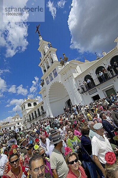 Pilger vor Wallfahrtskirche Ermita del Rocio  Wallfahrt Romeria nach El Rocio  Huelva  Andalusien  Spanien  Europa