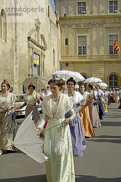 Frauen in historischen Kostümen  Arlesiennes  Fete du Costume  Arles  Bouches-du-Rhone  Provence  Südfrankreich  Tracht