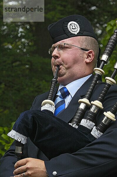 Musiker mit Dudelsack  Grampian Police Pipe Band  Schloss Balmoral  Aberdeenshire  Schottland  Großbritannien  Europa