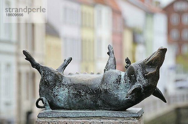 Statue 'froehliche Schweinchen'  Wismar  Mecklenburg-Vorpommern  fröhliche Schweinchen  Schwein  Deutschland  Europa