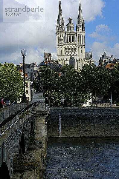 Verdun-Brücke und Kathedrale  Cathedrale Saint-Maurice d'Angers  Pont  -Brücke  Fluss Maine  Angers  Maine-et-Loire  Pays de la Loire  Frankreich  Europa