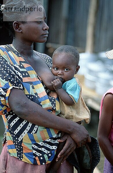 Frau stillt Baby  Madagaskar  Afrika