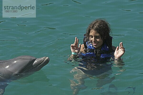 Mädchen mit Delphin  Yukatan  Schwimmen Delphinen  Delfin  Xcaret Eco Park  bei Playa del Carmen  Riviera Maya  Quintana Roo  Yucatan  Mexiko  Mittelamerika