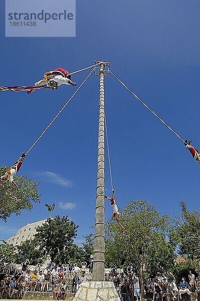 Papantla Flying Men  hängen kopfüber in der Luft  Xcaret Eco Park  bei Playa del Carmen  Riviera Maya  Quintana Roo  Yucatan  Mexiko  Yukatan  altertümliche Feierlichkeit  Mittelamerika