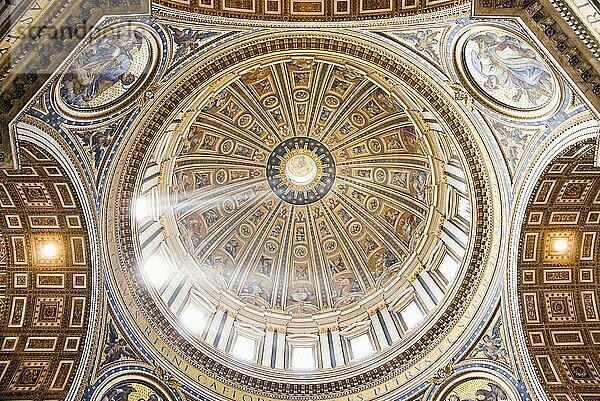 Kuppel vom Petersdom  Vatikan  Rom  Italien  Europa