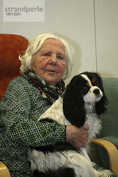 Hundertjährige Seniorin mit Cavalier-King-Charles-Spaniel  Hundebesuchsdienst  Besuchshundedienst  streicheln  Altenheim  100 Jahre alt  Altersheim  Seniorenheim