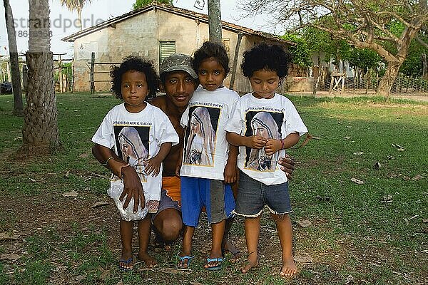 Mann und Kinder  Pantanal  Mato Grosso  Brasilien  Südamerika