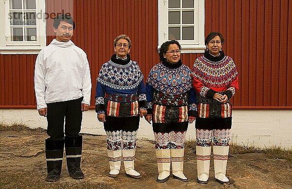 Mann und Frauen in traditioneller Kleidung  Holsteinborg  Grönland  Inuit  Eskimo  Sissimiut  Nordamerika
