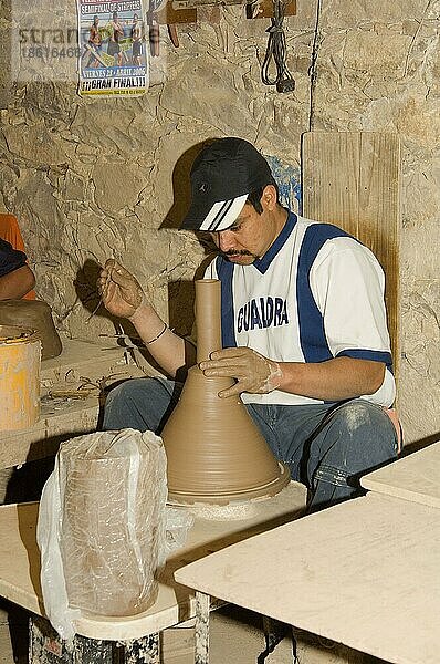 Mann beim Töpfern  San Miguel de Allende  Guanajuato  Mexiko  Mittelamerika